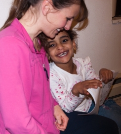 Bild 2: Geflüchtetes Mädchen und ehrenamtliche Helferin. Originaltitel: Refugees and Volunteers Urheber: Rilee Yandt. Quelle: https://www.flickr.com/photos/world_relief_spokane/ 5498909574/ Bild 2: Geflüchtetes Mädchen und ehrenamtliche Helferin. Originaltitel: Refugees and Volunteers Urheber: Rilee Yandt. Quelle: https://www.flickr.com/photos/world_relief_spokane/ 5498909574/