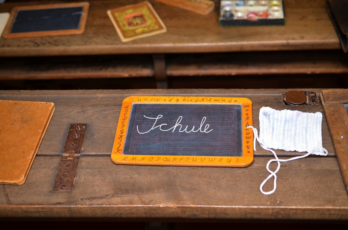 Bild von congerdesign via pixabay (https://pixabay.com/en/school-old-wood-slate-teaching-543041/), cc (https://creativecommons.org/publicdomain/zero/1.0/deed.de)