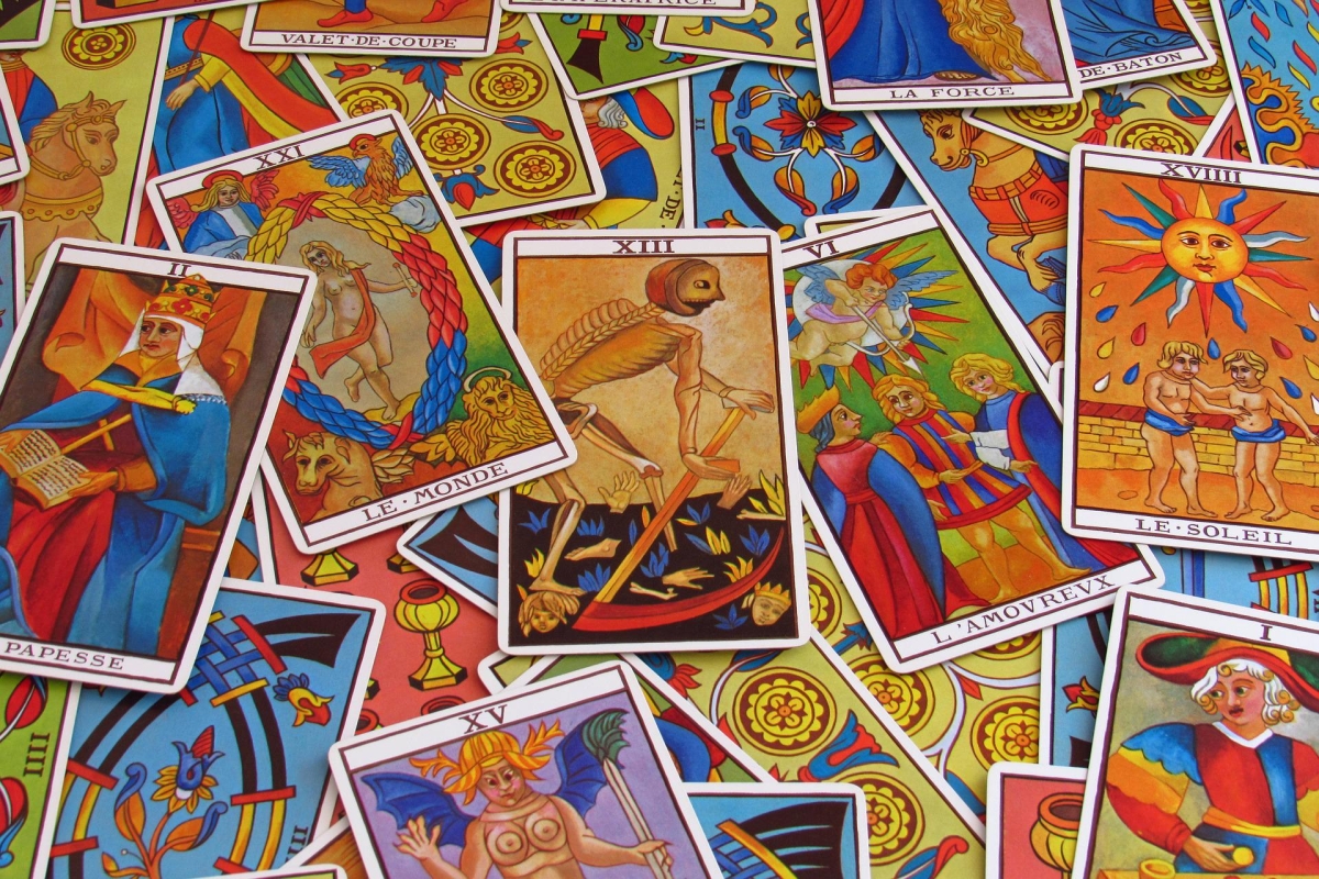 Bild 4: Barnum-Aussagen finden sich nicht nur in Horoskopen, sondern auch im Tarot oder in Pseudo-Persönlichkeitstests. Bild 4: Barnum-Aussagen finden sich nicht nur in Horoskopen, sondern auch im Tarot oder in Pseudo-Persönlichkeitstests.