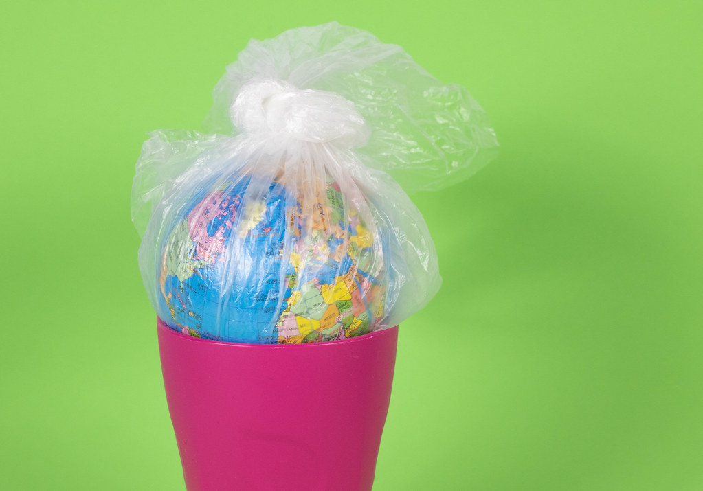 Plastik umhüllt die Welt. Plastik umhüllt die Welt.