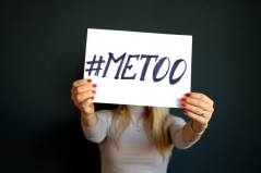 Bild 1: Unter dem Hashtag #metoo teilten viele Betroffene ihre Erfahrungen mit sexueller Belästigung und Sexismus Bild 1: Unter dem Hashtag #metoo teilten viele Betroffene ihre Erfahrungen mit sexueller Belästigung und Sexismus
