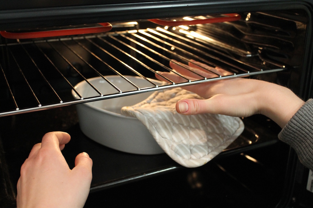 Bild 3: Die Beobachtung oder Vorstellung von anderen Personen in schmerzhaften Situationen löst in uns eine empathische Reaktion aus, die ein Verstehen und Teilen dieses Schmerzes umfasst. Bild 3: Die Beobachtung oder Vorstellung von anderen Personen in schmerzhaften Situationen löst in uns eine empathische Reaktion aus, die ein Verstehen und Teilen dieses Schmerzes umfasst.