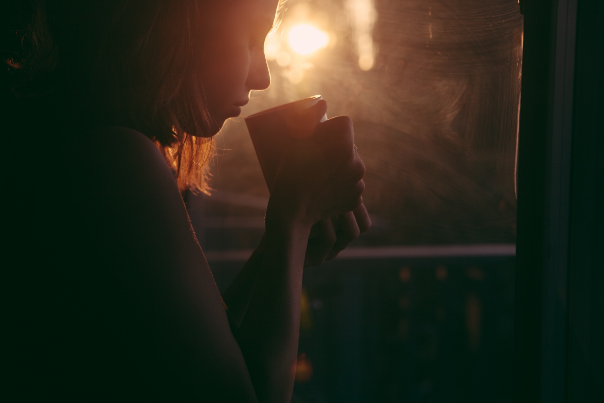 Achtsamkeit im Alltag. Bild von Benjamin Combs via Pexels (https://www.pexels.com/photo/woman-holding-cup-near-window-reflected-with-sun-197394/), cc (https://creativecommons.org/publicdomain/zero/1.0/)