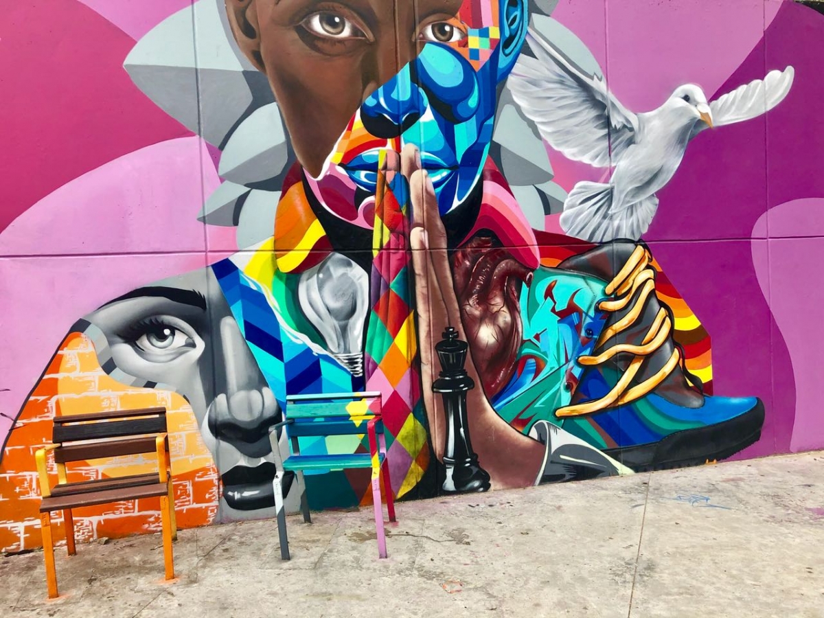 Hoffnung (Esperanza). Quelle: Frieden, Dankbarkeit, Kreativität und Wiederstandfähigkeit sind die Symbole und Elemente, die in diesem Kunstwerk in Einklang gebracht werden. Es ist als Großformat in der Gemeinde 13 in Medellín Teil der Graffiti-Tour. Das Kunstwerk vermittelt eine wichtige Botschaft der Hoffnung sowohl an die lokale Gemeinde als auch an ausländische Besucher.