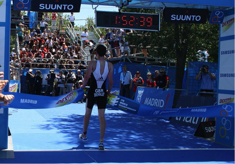 Brownlee cruzando la meta von Angel Acrones via flickr (https://www.flickr.com/photos/thefreddyportfolio/4682202693/ ), cc (https://creativecommons.org/licenses/by/2.0/)