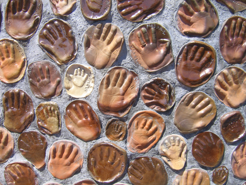 peace sculpture detail von jesstherese via Flickr (https://www.flickr.com/photos/thebackyard/3229336/), cc (https://creativecommons.org/licenses/by-nc/2.0/)