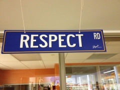 Abbildung 1: rrafson (https://commons.wikimedia.org/wiki/Category: Respect#/media/File:Respect_rd.jpg), “Sign” (https://creativecommons.org/licenses/by-sa/3.0/) Abbildung 1: rrafson (https://commons.wikimedia.org/wiki/Category:Respect#/media/File:Respect_rd.jpg), “Sign” (https://creativecommons.org/licenses/by-sa/3.0/)