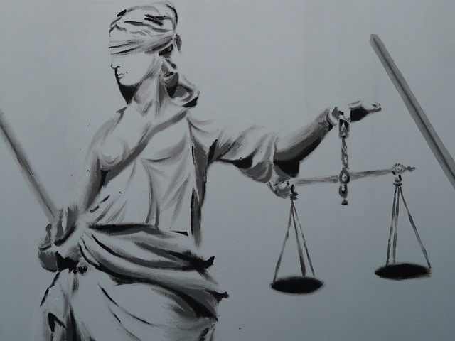 Justitia. Bild: 3839153 via pixabay (https://pixabay.com/de/handschellen-%C3%A4rger-polizei-2102488/, CC:https://creativecommons.org/publicdomain/zero/1.0/deed.de)