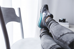 Girl resting with legs on a white chair von Kaboompics // Karolina via Pexels (https://www.pexels.com/photo/girl-resting-with-legs-on-a-white-chair-6344/), CCO (https://creativecommons.org/publicdomain/zero/1.0/deed.de