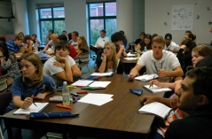 Lernende in Positionen für Gruppenarbeit (Lizenz: Attribution-NonCommercial-NoDerivs 2.0 Generic (CC BY-NC-ND 2.0); Quelle: https://www.flickr.com/photos/swissaid/ 5161887160/) Lernende in Positionen für Gruppenarbeit (Lizenz: Attribution-NonCommercial-NoDerivs 2.0 Generic (CC BY-NC-ND 2.0); Quelle: https://www.flickr.com/photos/swissaid/ 5161887160/)